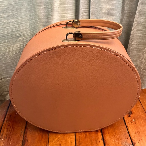 Munro Handbags - VINTAGE Hat Box